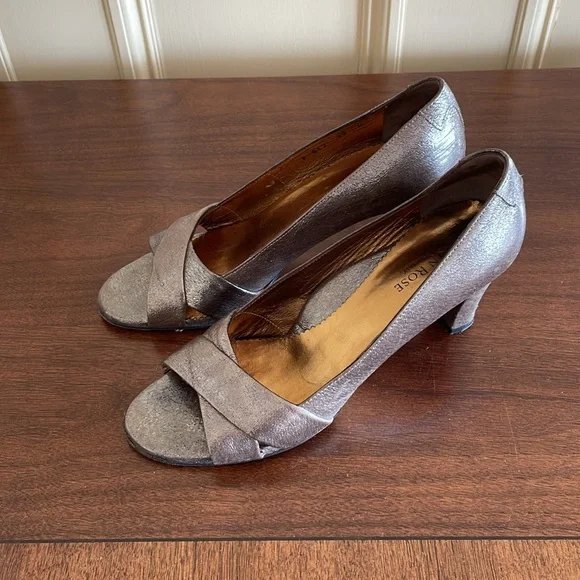 Taryn Rose Metallic Pumps, Size 39 - Picture 3 of 9